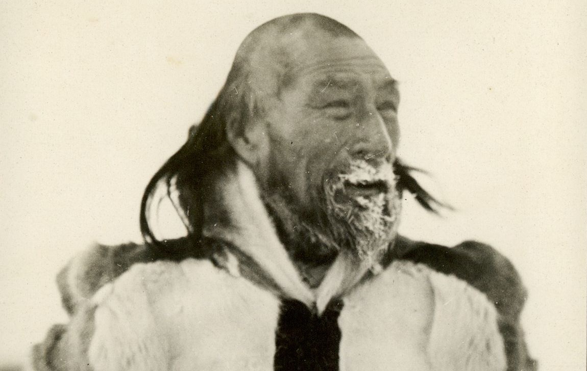 Un chamán inuit pregunta a la Luna y los animales que traerá el invierno polar